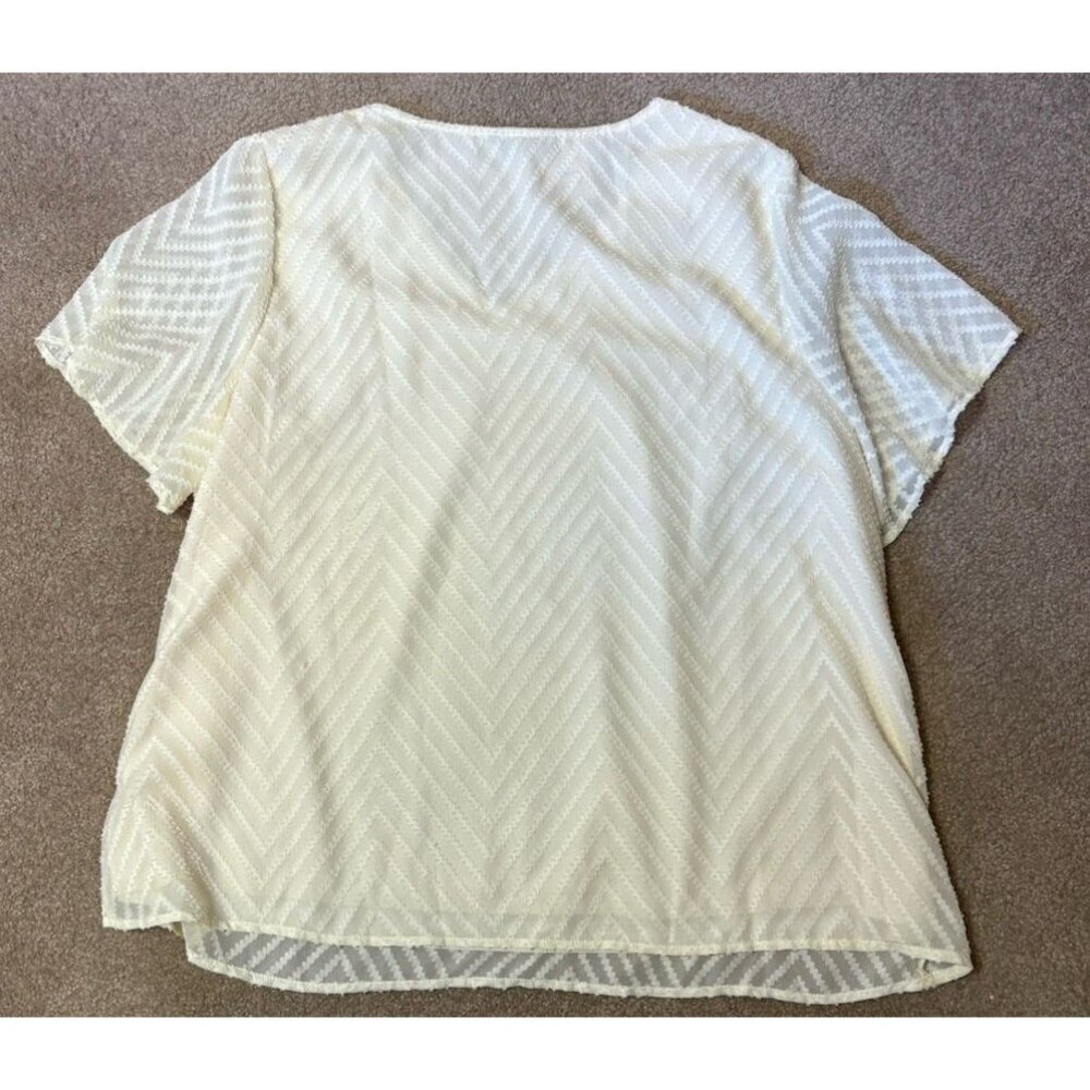 Bloom Chic Size 22-24 Ivory Geometric Dobby Short Sleeve Blouse - Picture 2 of 3